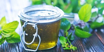 Zelený džem z máty v uzavíratelné skleničce