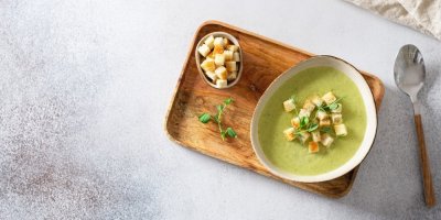 Cuketová polévka s krutony 