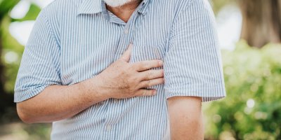 Infarkt se bolestí břicha může projevit i u mužů. Častější u nich ale bývá silný tlak na hrudi