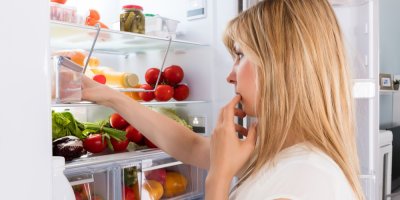 Žena je zamyšlená u ledničky