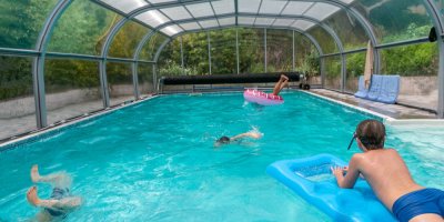 Děti se koupou v zastřešeném bazéně