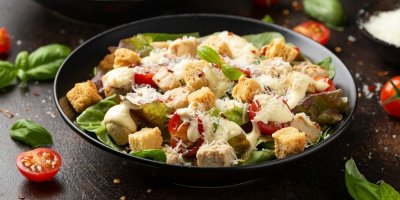 Opékané krutony v misce se salátem