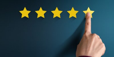 Ruka dávající 5 hvězdiček v recenzi