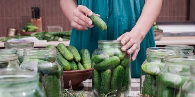 Žena zavařuje okurky