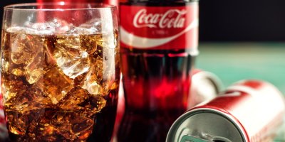 Sklenice s nápojem Coca-Cola a kostkami ledu