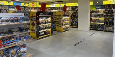 Regály plné hraček v novém showroomu obchodu Mall.cz