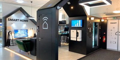 Stánek prezentující koncept chytrého bydlení v showroomu Alzy