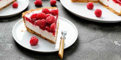 Talířek s kouskem cheesecaku s drobnou vrstvou ovoce navrchu