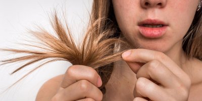 Žena držící konečky svých vlasů