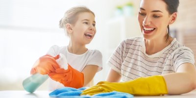 Matka spolu s dcerou utírající stůl 
