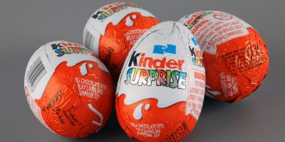 Kinder vajíčka na stole