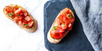 Dvě bruschetty na kamenné desce
