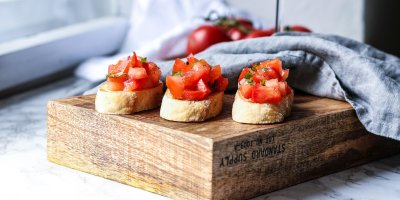 Tři bruschetty na dřevěné desce
