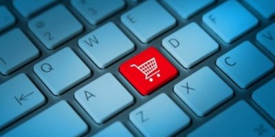 Počítačová klávesnice, která má písmeno S vyměněné za červenou klávesu s nákupním košíkem