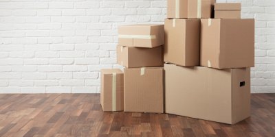 Vyskládané kartonové krabice