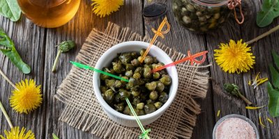 Pampeliškové kapary servírované v misce s párátky