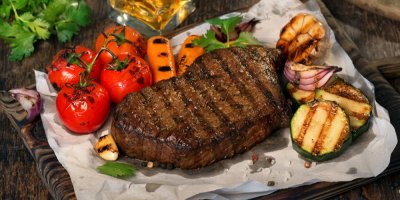 Grilovaný steak s grilovanými rajčaty, cuketou a mrkví