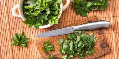 Listy bršlice posekané na prkénku