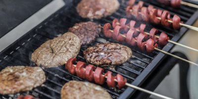 Párky a maso na grilu