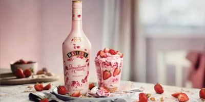 Baileys Strawbewberries and Cream jahodový likér na stole