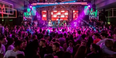 Koncert kapely v sále plném lidí