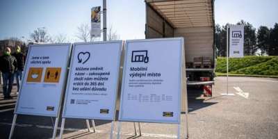 Informační cedule před výdejním místem IKEA 