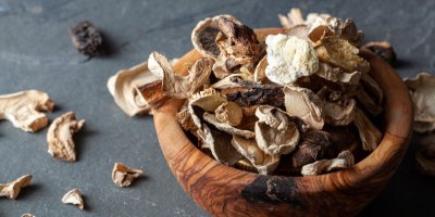 Sušené houby v misce