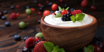 Domácí jogurt v misce s ovocem