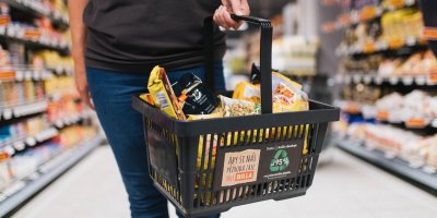 Žena držící plný nákupní košík