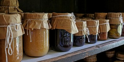 Police plná zavařenin v zavařovacích sklenicích