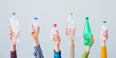 Ruce držící plastové láhve