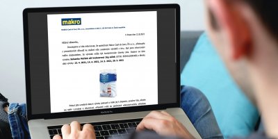 Muž si prohlíží na svém notebooku e-mail od společnosti Makro Cash & Carry ČR s varováním o nebezpečné soli 