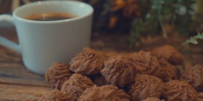 Káva a recyklované sušenky z kávové sedliny