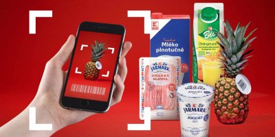 Člověk drží v ruce mobilní telefon, který scanuje čárový kód z potravin