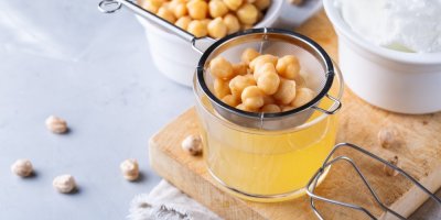 Cizrna v cedníku a pod ní sklenice s nálevem