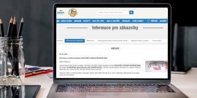 Počítač na pracovním stole na kterém je otevřená webová stránka Albert s varováním před konzumací sekané AHB