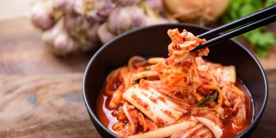 Kimchi v černé misce