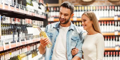 Dospělý pár si vybírá víno v supermarketu