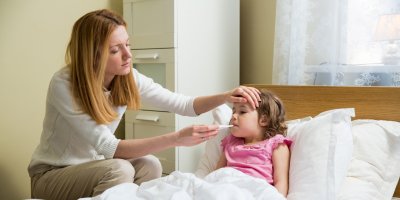 Matka měří teplotu dceři
