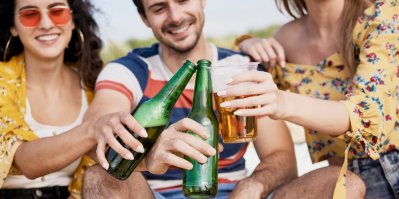 Tři mladí lidé popíjejí pivo