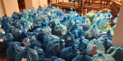 Modré pytle plné padělků, které jsou označeny ČOI kontrolními štítky 