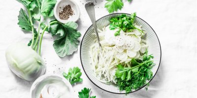 Příprava salátu z kedlubny v misce