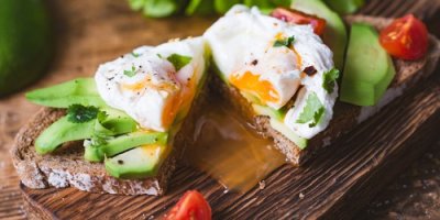 Chléb na prkénku s volským okem a avokádem