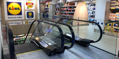 Eskalátor vedoucí do druhého patra prodejny Lidl na Malinovského náměstí v Brně