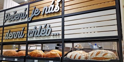 Regál se slaným pečivem v pekárně prodejny JIP 