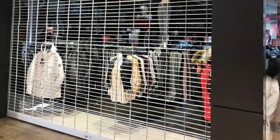 Zavřený obchod s oblečením v nákupním centru 