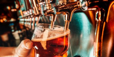 Servírka čepuje z pípy pivo do půllitru