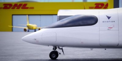 Letadlo Eviaton před hangárem