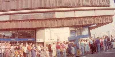 Dlouhé fronty před první otevřenou prodejnou IKEA