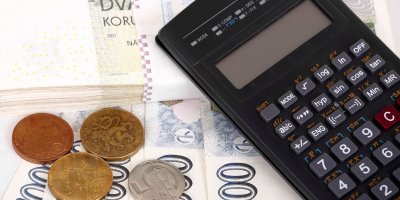 Kalkulačka s bankovkami a mincemi